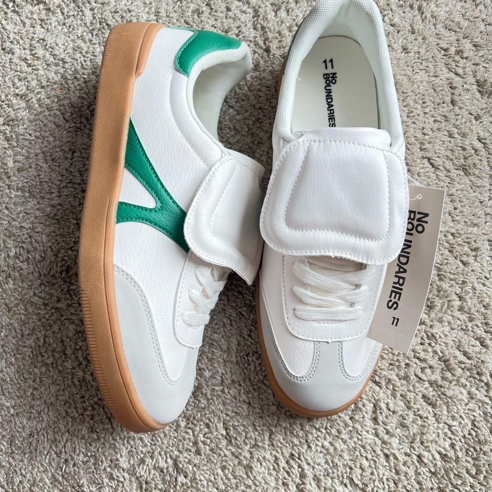 No Boundaries White & Green Sneakers – New with Tags . Size 11